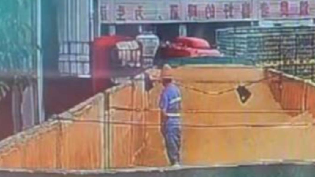 該名工人已被行政拘留。(圖/翻攝自微博)