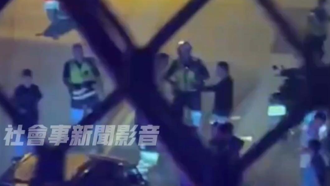 警方獲報立刻到場處理狀況。（圖／翻攝自社會事新聞影音）