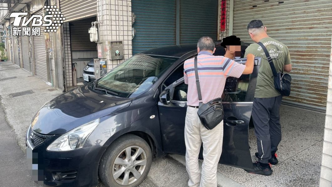 紀男邊開Uber邊販毒。(圖/TVBS)