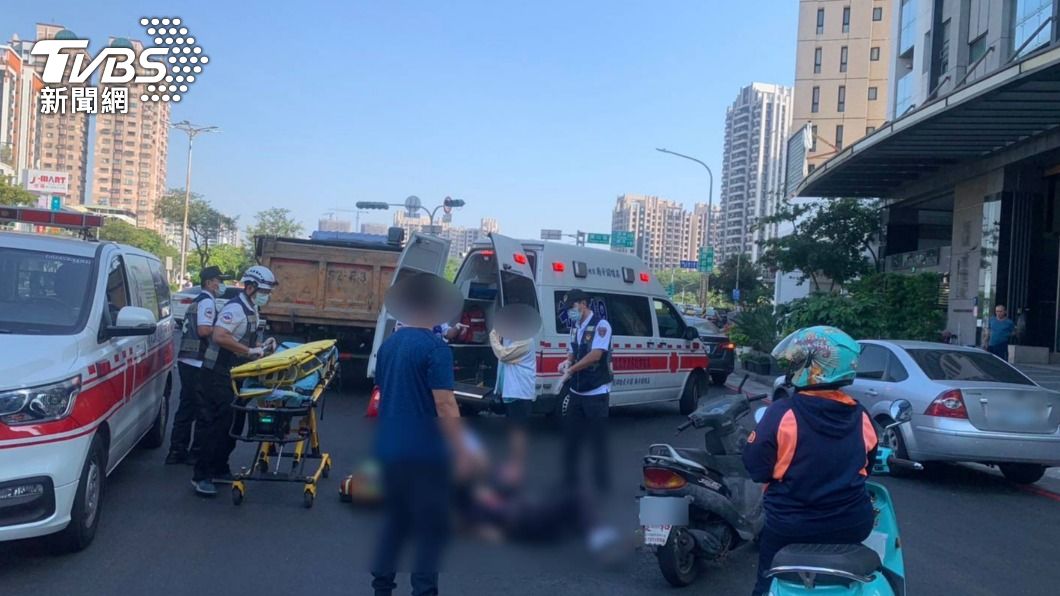 快訊/又是視線死角!高雄砂石車轉彎撞機車 8旬老翁搶救中