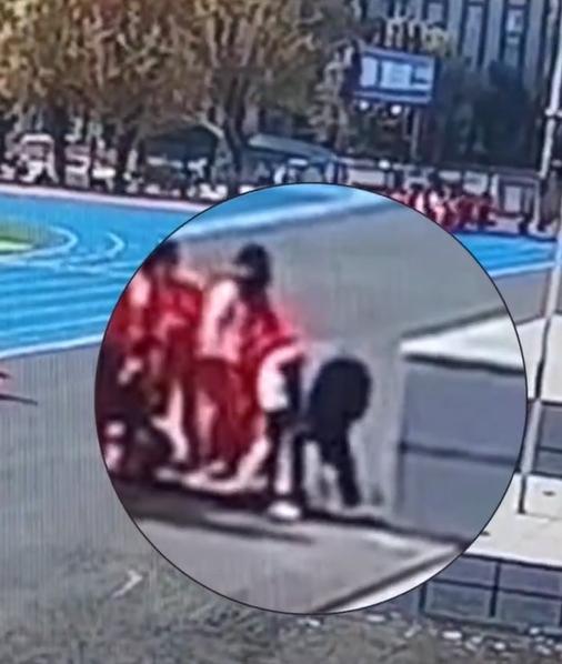 老師上前將女童扶起。（圖／翻攝自微博）