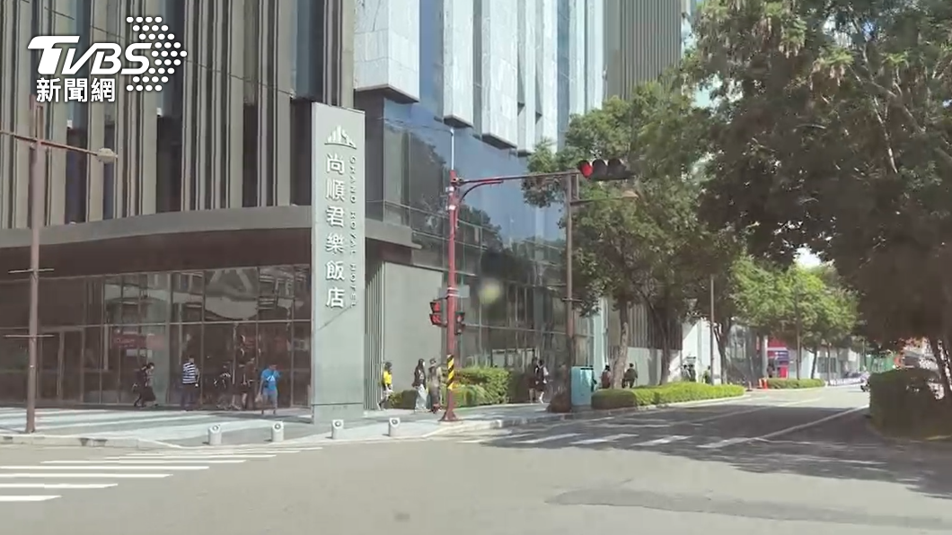 學生到飯店後開始身體不舒服。(圖/TVBS)