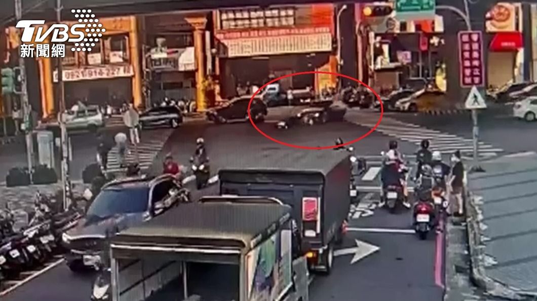 另一個角度拍下事故過程。(圖/TVBS)