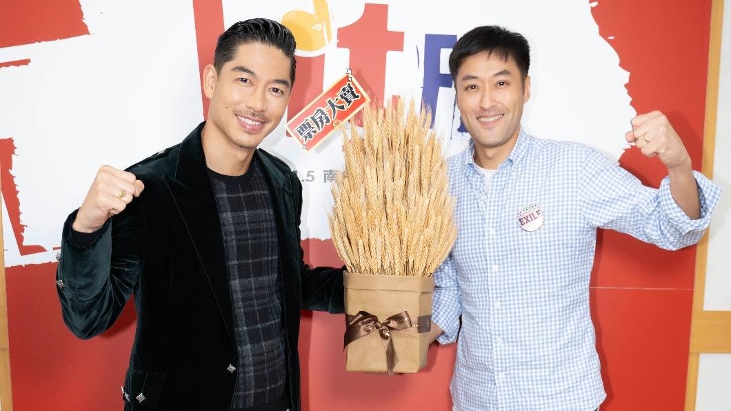 AKIRA(左)開心收下電台送的大麥束,象徵演唱會門票「大賣」。(圖/Hit Fm聯播網提供)