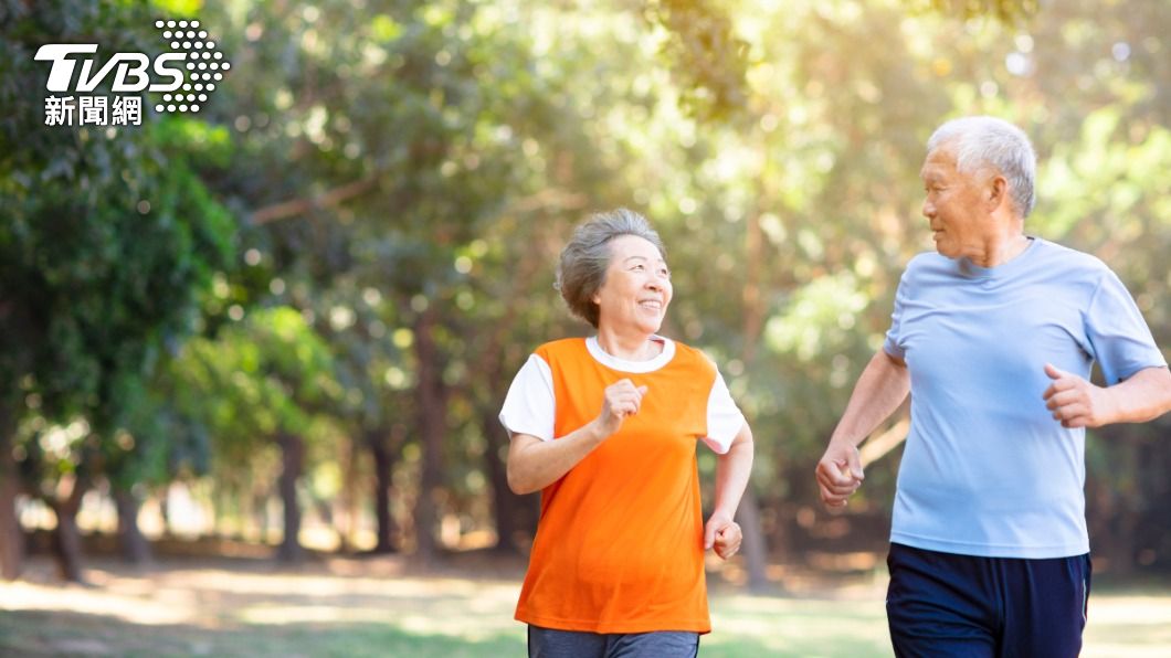 超慢跑適合沒有運動的老年人或是有慢性病的人。(示意圖/shutterstock達志影像)