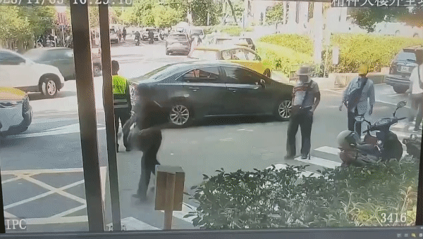 車輛暴衝造成兩人受傷。(圖/TVBS)