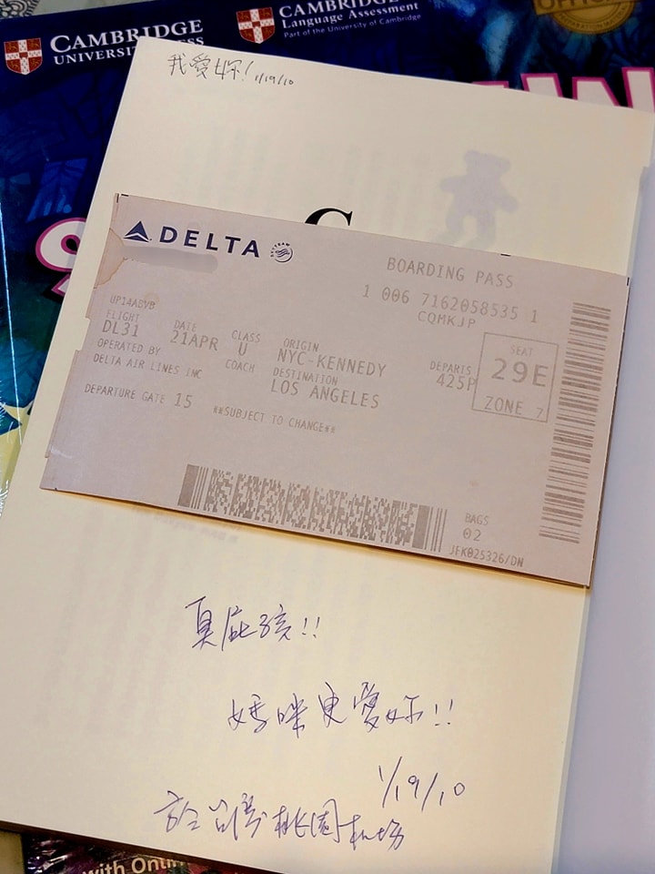 高雄復興二手書店意外在書本裡發現泛黃機票,內容惹鼻酸。(圖/翻攝自復興二手書店臉書)