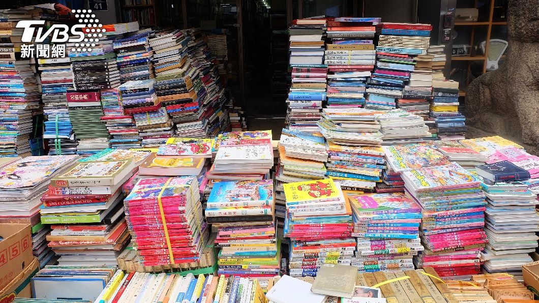 二手書店書籍經常能發現意外驚喜。(示意圖,非當事店家/shutterstock達志影像)