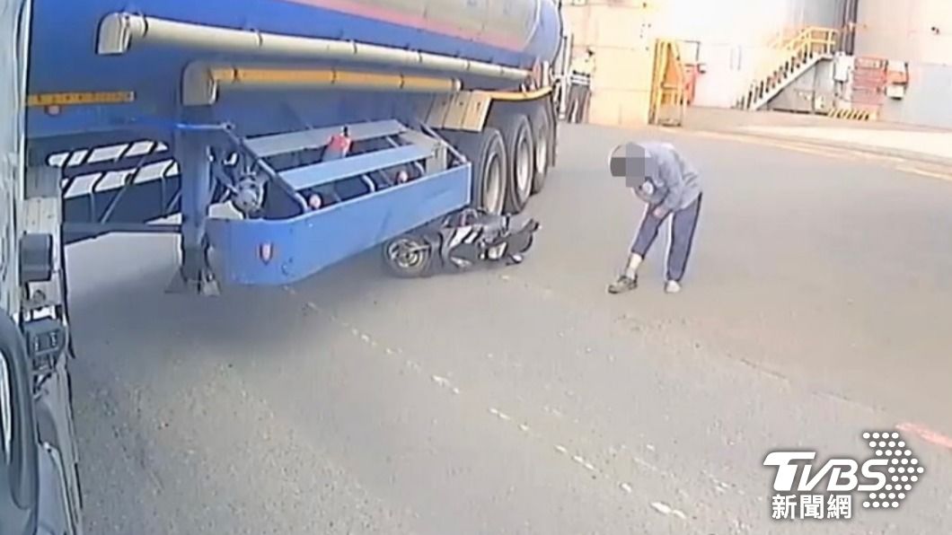 孫男機車被捲入聯結車車底壓成廢鐵。(圖/TVBS)