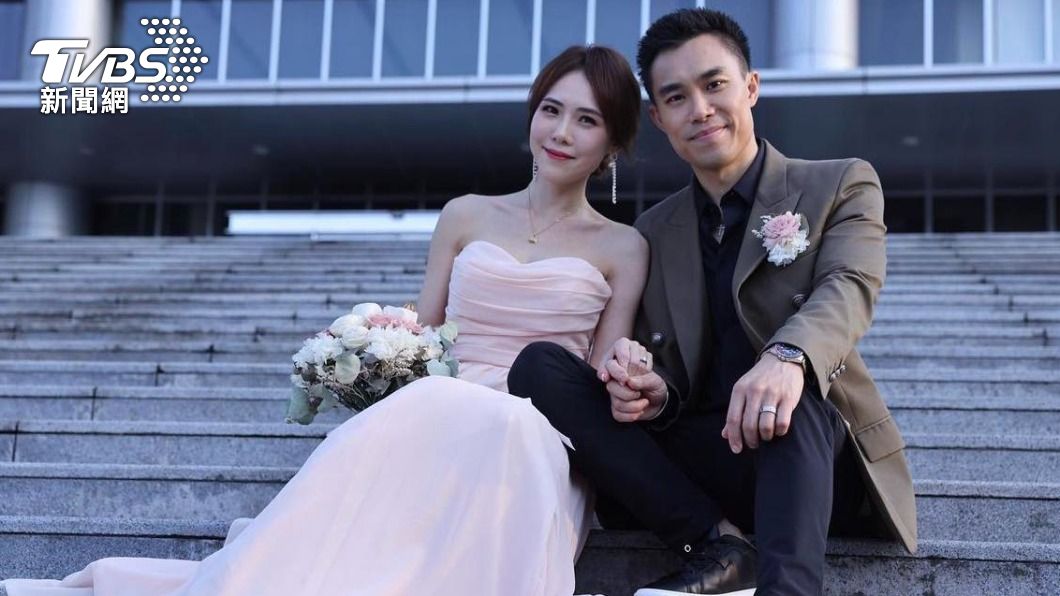 吳申梅(左)和老公感情相當甜蜜,最近將飛往英國慶祝結婚週年。(圖/翻攝自吳申梅IG)