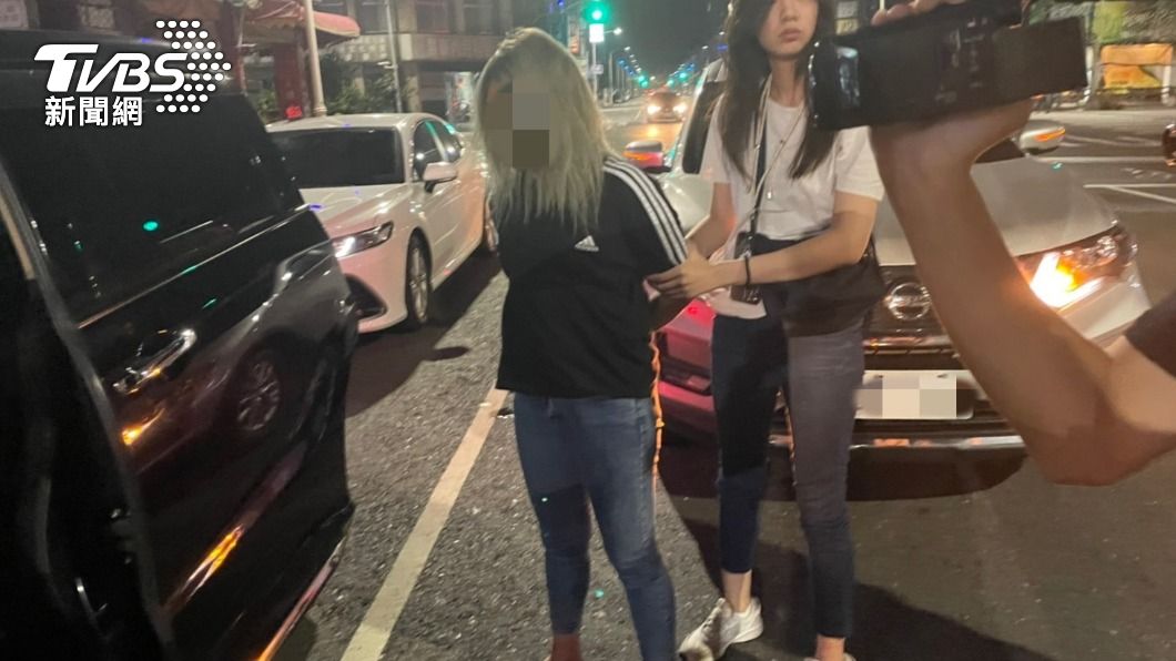 高雄兇狠女藥頭拒捕撞警車　聽到警開槍「秒變孬」嚇到大哭