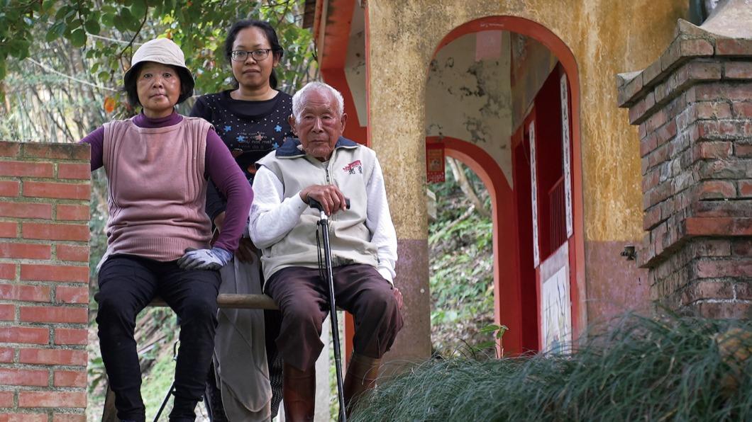 紀錄98歲耆老郭火炎(右)、二女兒(左)與外籍看護阿蒂一家,從中看到客家族群與山林共生的真正生活。(圖/春雷創意提供)