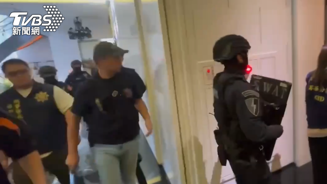 警方荷槍實彈前往住處逮人。(圖/TVBS)