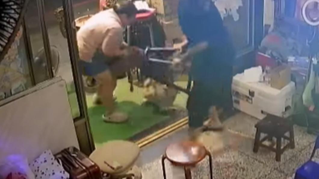 男屋主拿椅子打比特犬的頭。(圖/民眾林小姐提供)
