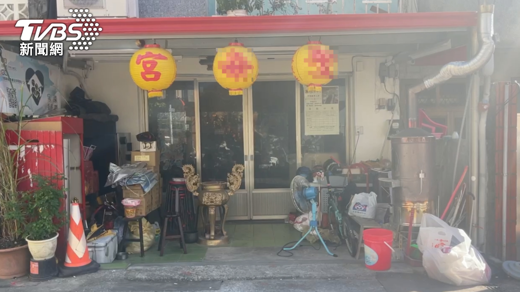比特犬闖入宮廟住家。(圖/TVBS)