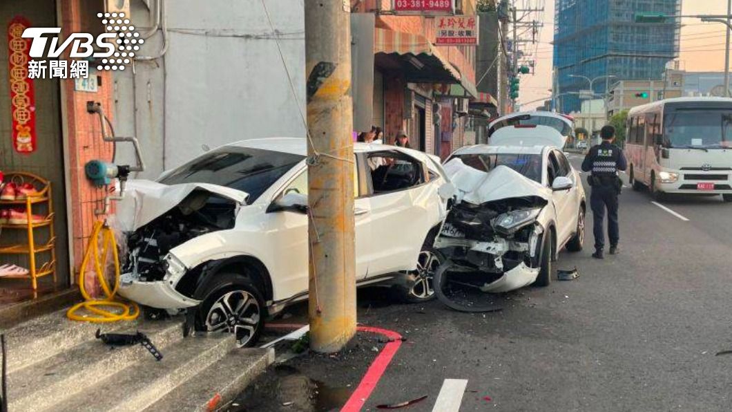桃園女開車失控連環撞!2汽車車頭全毀、3機車1民宅也遭殃