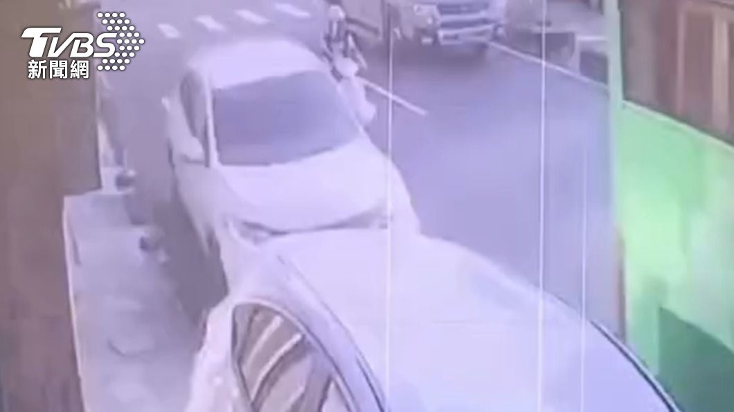 楊女駕駛白色汽車追撞前方的白色汽車。(圖/TVBS)