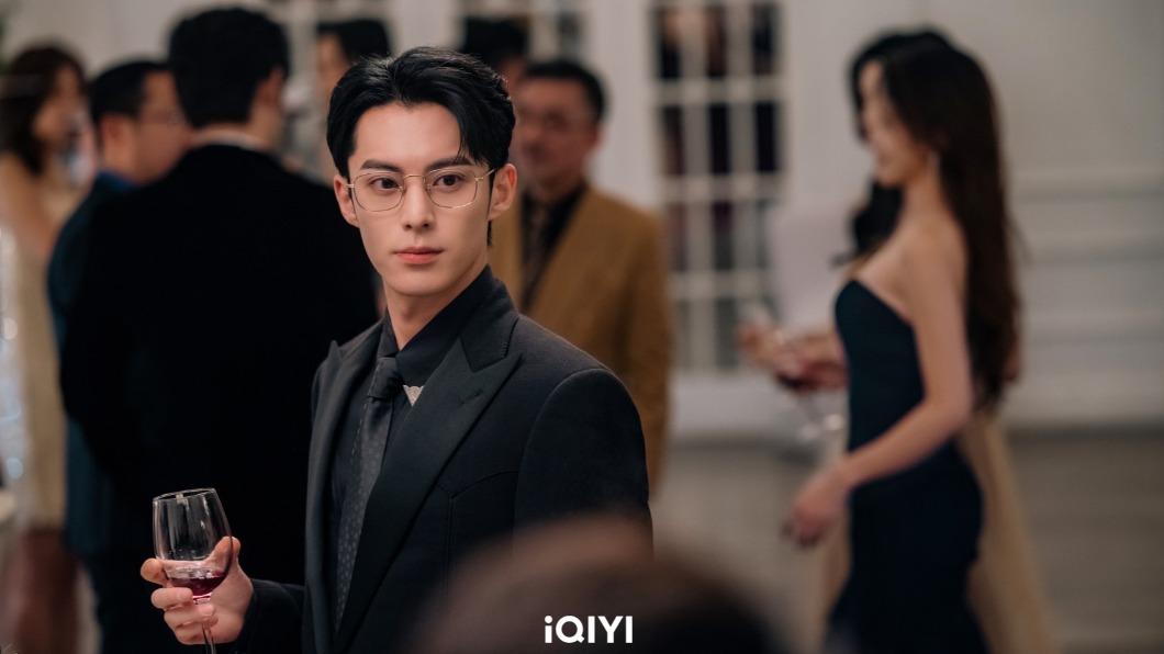王鶴棣詮釋新一代霸總，金框眼鏡配西裝性感爆棚。（圖／iQIYI國際站提供）