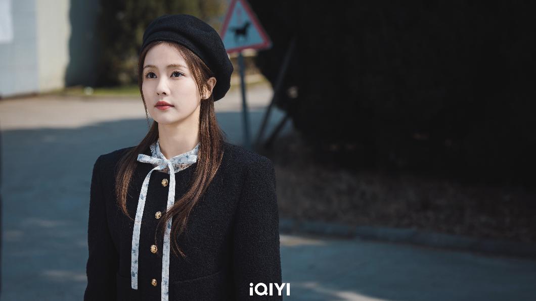 白鹿飾演美貌雙商均在線的戲精記者。（圖／iQIYI國際站提供）