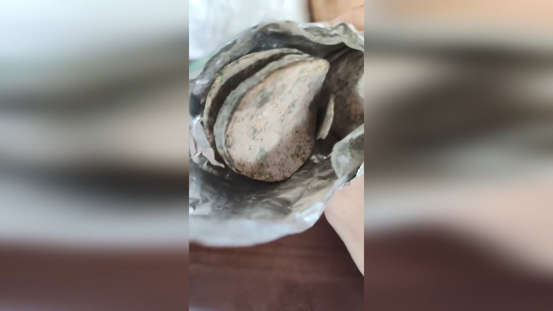 掉土裡?驚見「灰綠色」洋芋片 女傻眼:才買7天竟發霉
