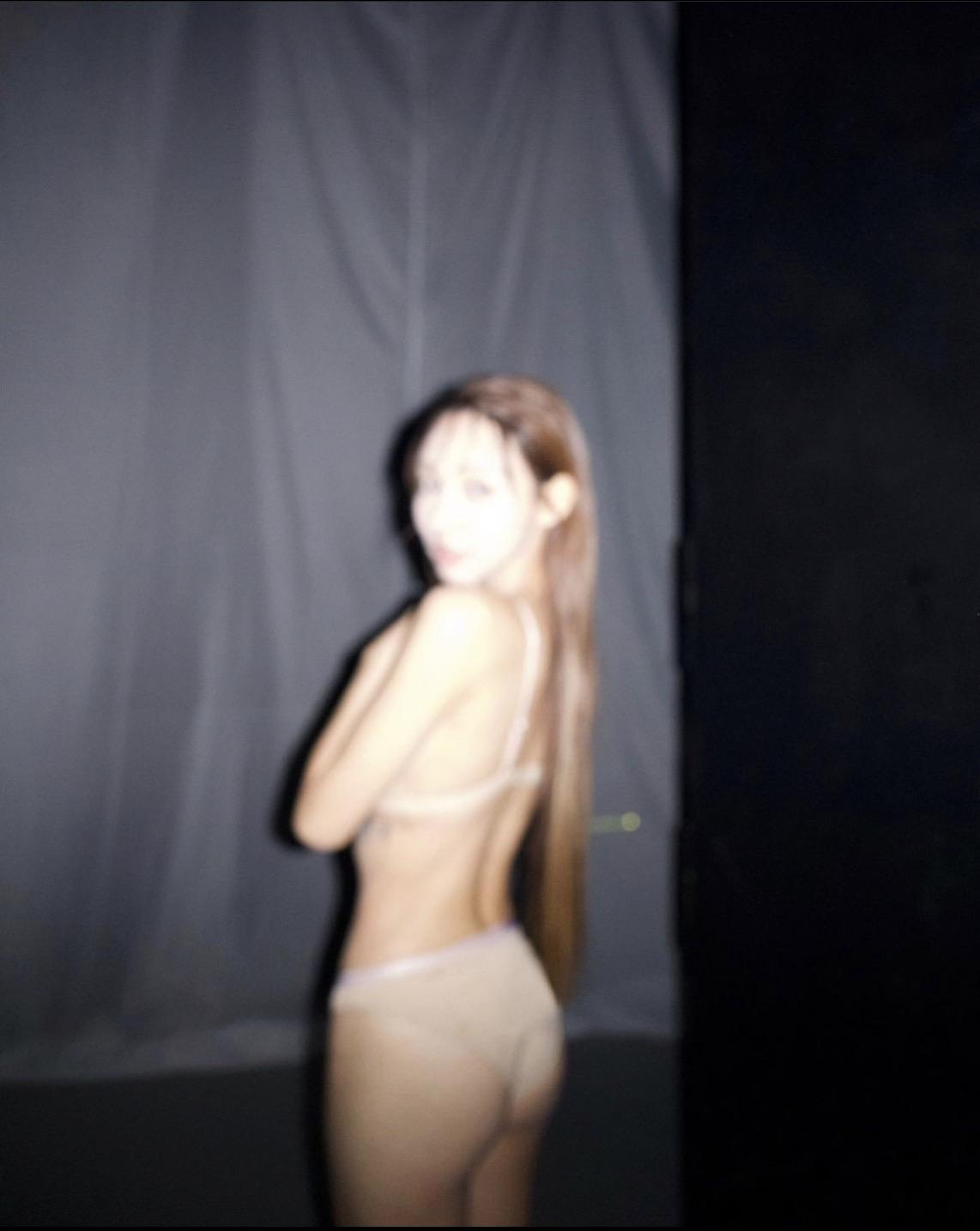林襄僅穿內衣拍照。（圖 / 翻攝自@95_mizuki IG）