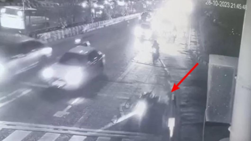 電影製作人車禍亡!噴飛倒血泊 路人「圍觀忙劫財」害斷氣