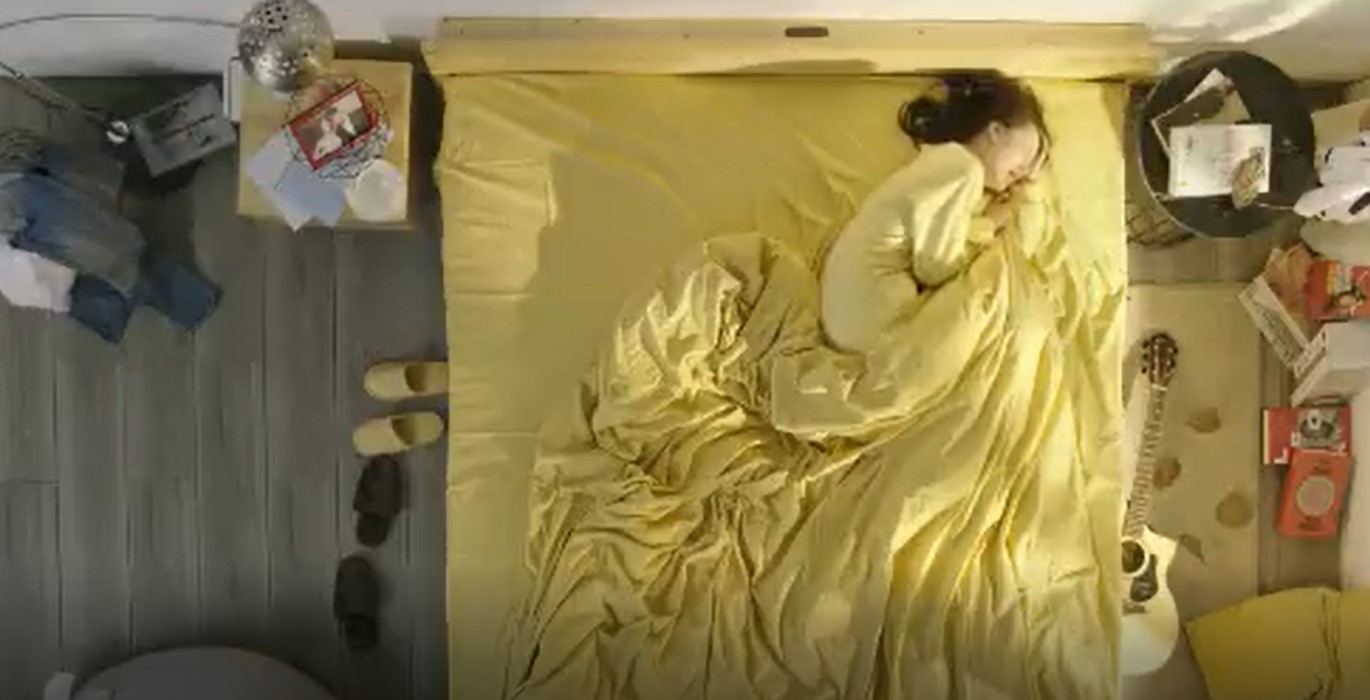 大陸居家品牌2019年的寫實廣告因尺度過大遭到電商下架。(圖/翻攝自X)