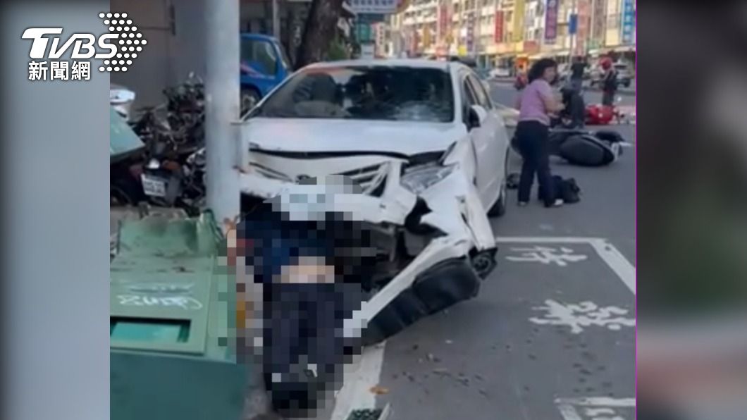 快訊/高雄重大車禍!汽車爆衝撞等紅燈機車 1人卡電箱慘死