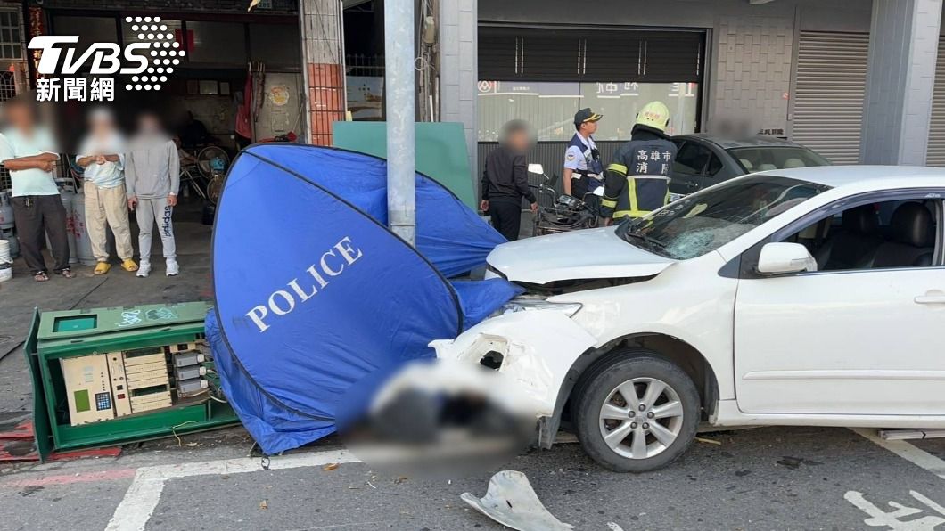 一名66歲男騎士當場噴飛卡在電箱上當場死亡。(圖/TVBS)