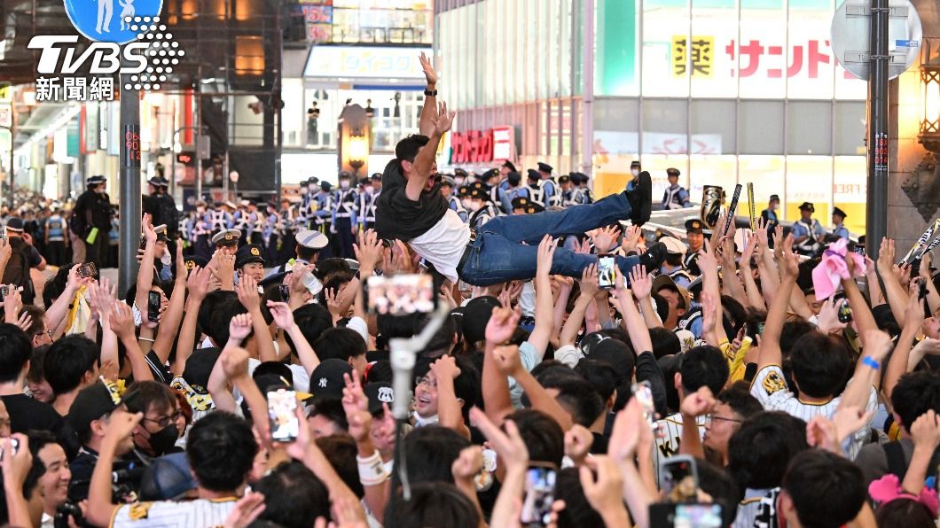 除了阪神主場的甲子園球場,大阪道頓堀川地區也是警察高度戒備的地點。(圖/達志影像美聯社)