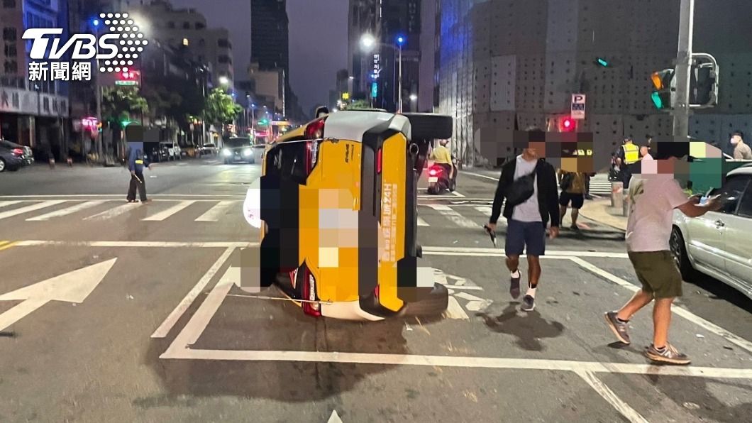 小黃橫躺睡路中央!運將辯:閃狗自撞 監視器曝光狠打臉