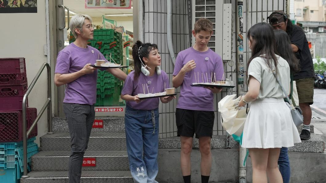 3人特地先到大學發放試吃。(圖/三立提供)