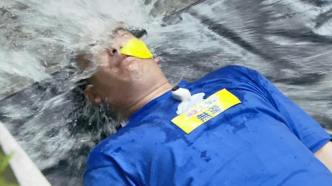 無尊被水球狂砸臉。（圖／民視提供）