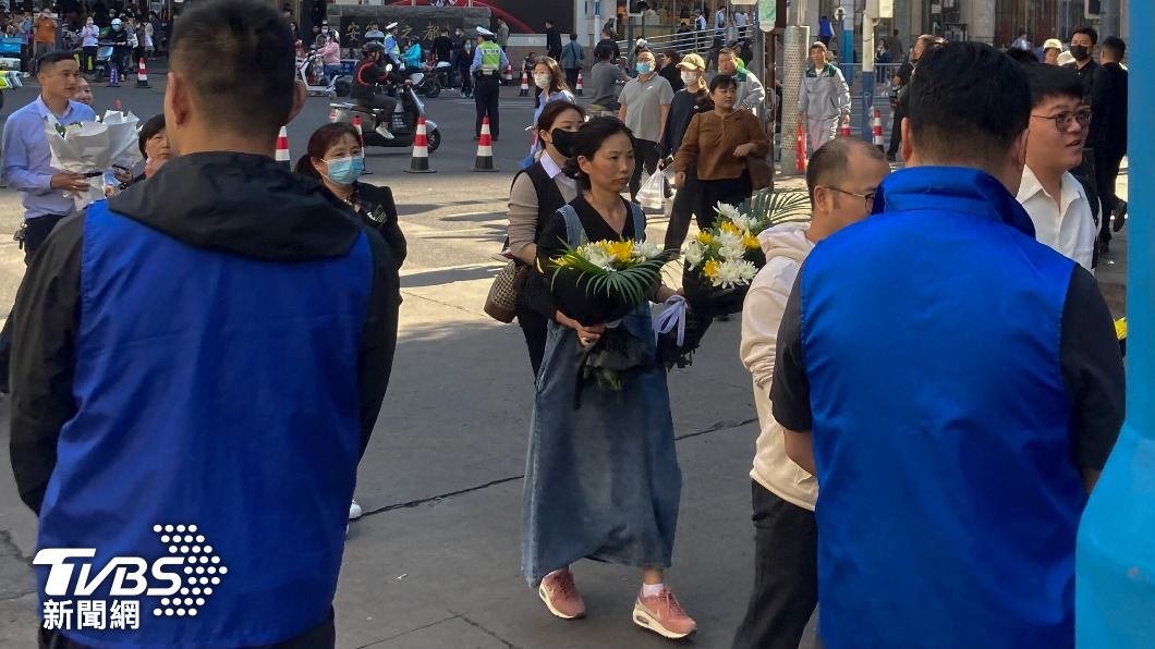 安徽省合肥市為李克強故居,到處可見民眾前往悼念。(圖/達志影像美聯社)