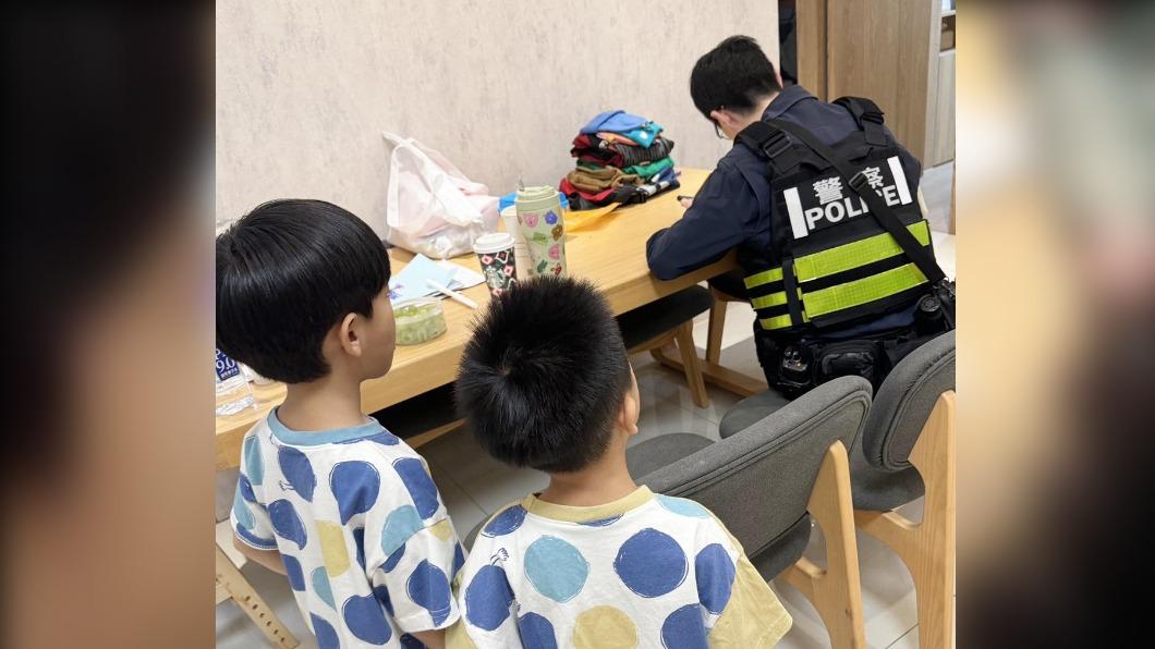 2子在旁好奇觀看。(圖/翻攝自蔡阿嘎 臉書)