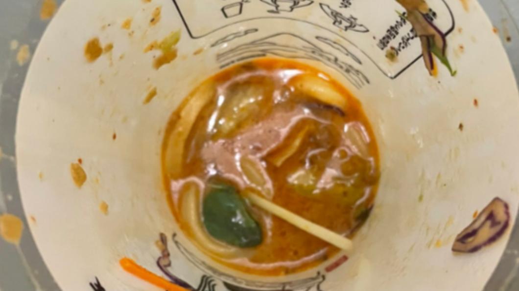 日本5月發生過丸龜製麵販售的烏龍麵中,出現活青蛙的案件。(圖/翻攝自X@carbikematome)