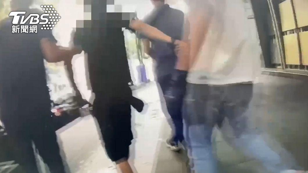 李男被埋伏的警員逮捕。(圖/TVBS)