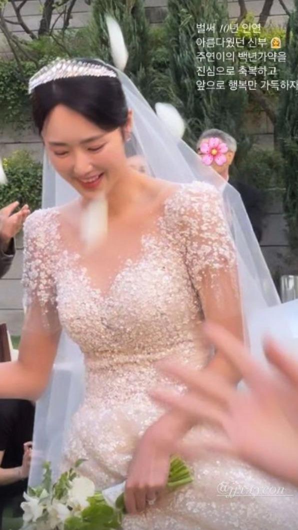 兩人舉辦婚禮時,廣邀親友。(圖/翻攝自seo_ha_jun IG)