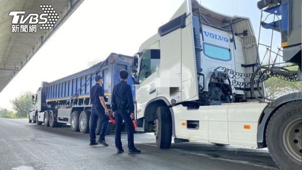 台南「7砂石車隊」超載躲橋下 警開21罰單金額破百萬