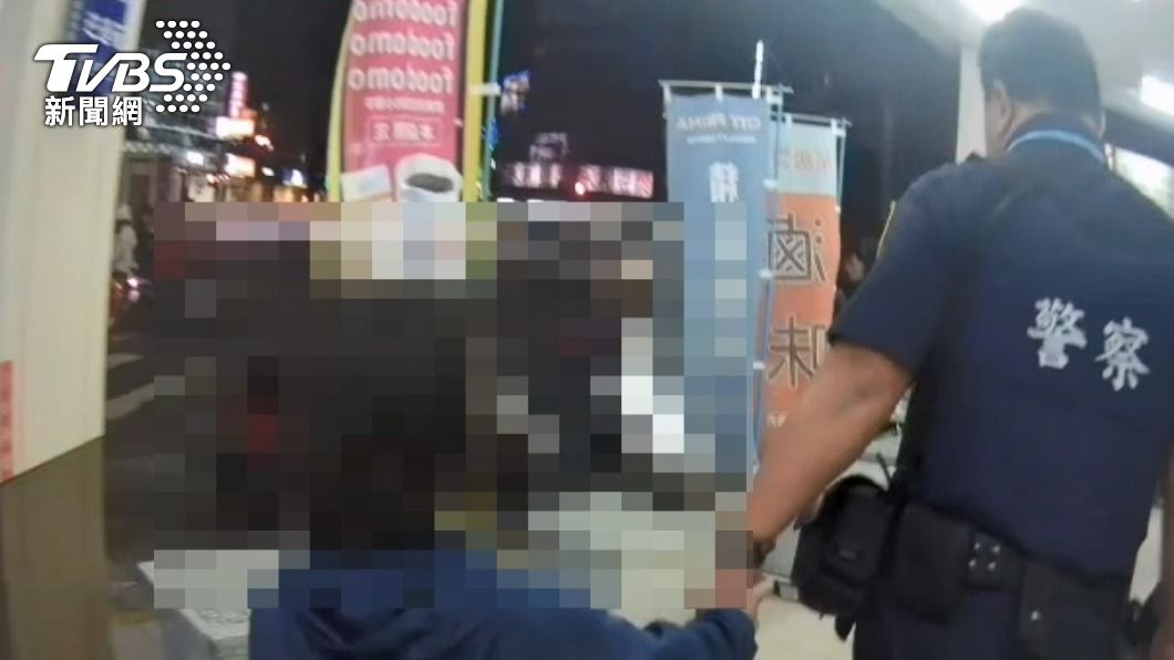 員警先將女童帶返所內再繼續查詢相關資料。(圖/TVBS)