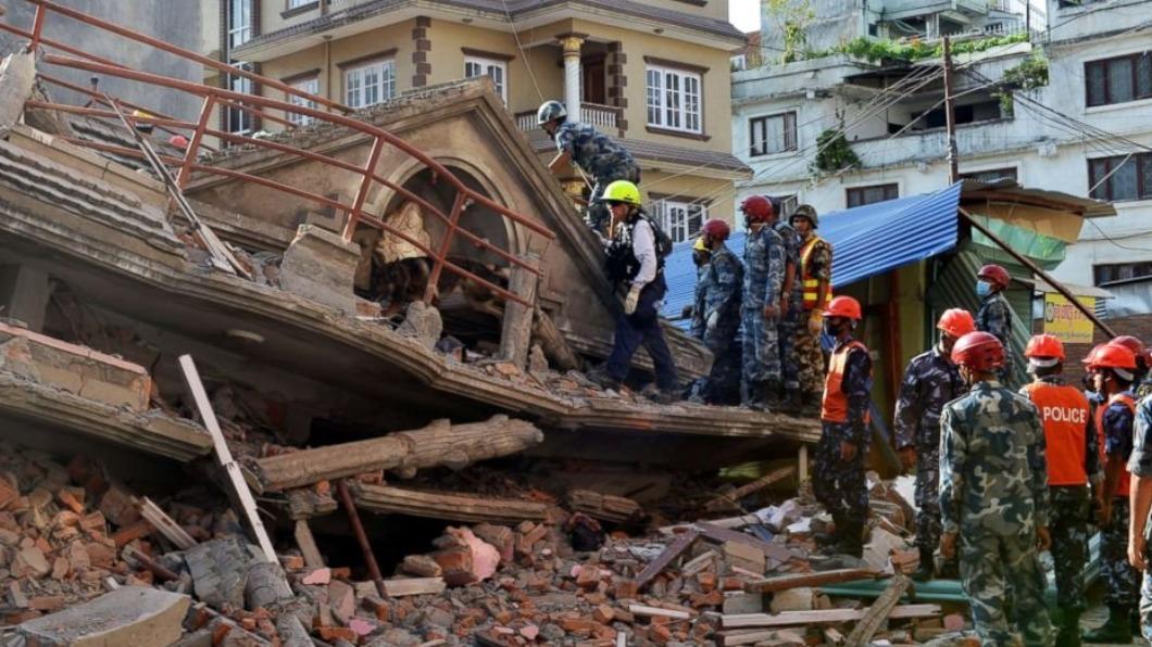 尼泊爾6.4強震釀132死百傷 山路受阻傷亡恐持續攀升