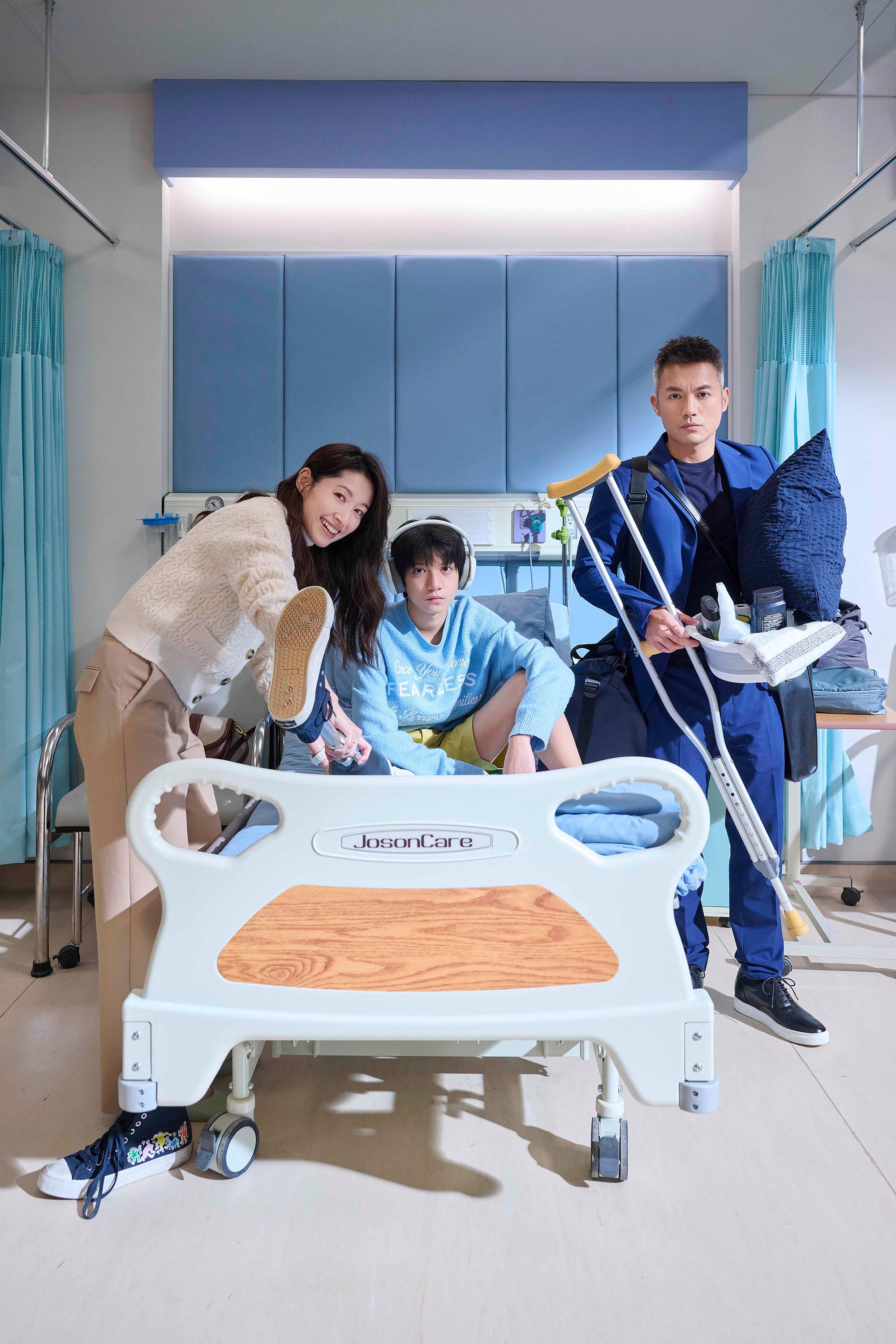 田中千繪(左)、范逸臣(右)在魏德聖新片《BIG》飾演一對夫妻,中間為飾演二人兒子的童星郭大睿。(圖/米倉影業提供)