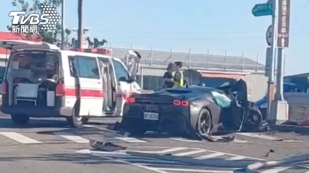 法拉利自撞車頭全毀。（圖／TVBS）
