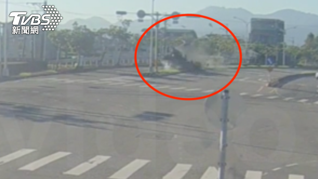 法拉利高速飛越分隔島，自撞路燈導致車頭全毀。（圖／TVBS）