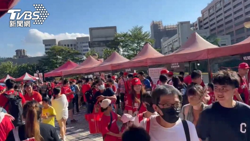 中職／台灣大賽來了！秋老虎發威　球迷提前排隊場外「繞一圈」