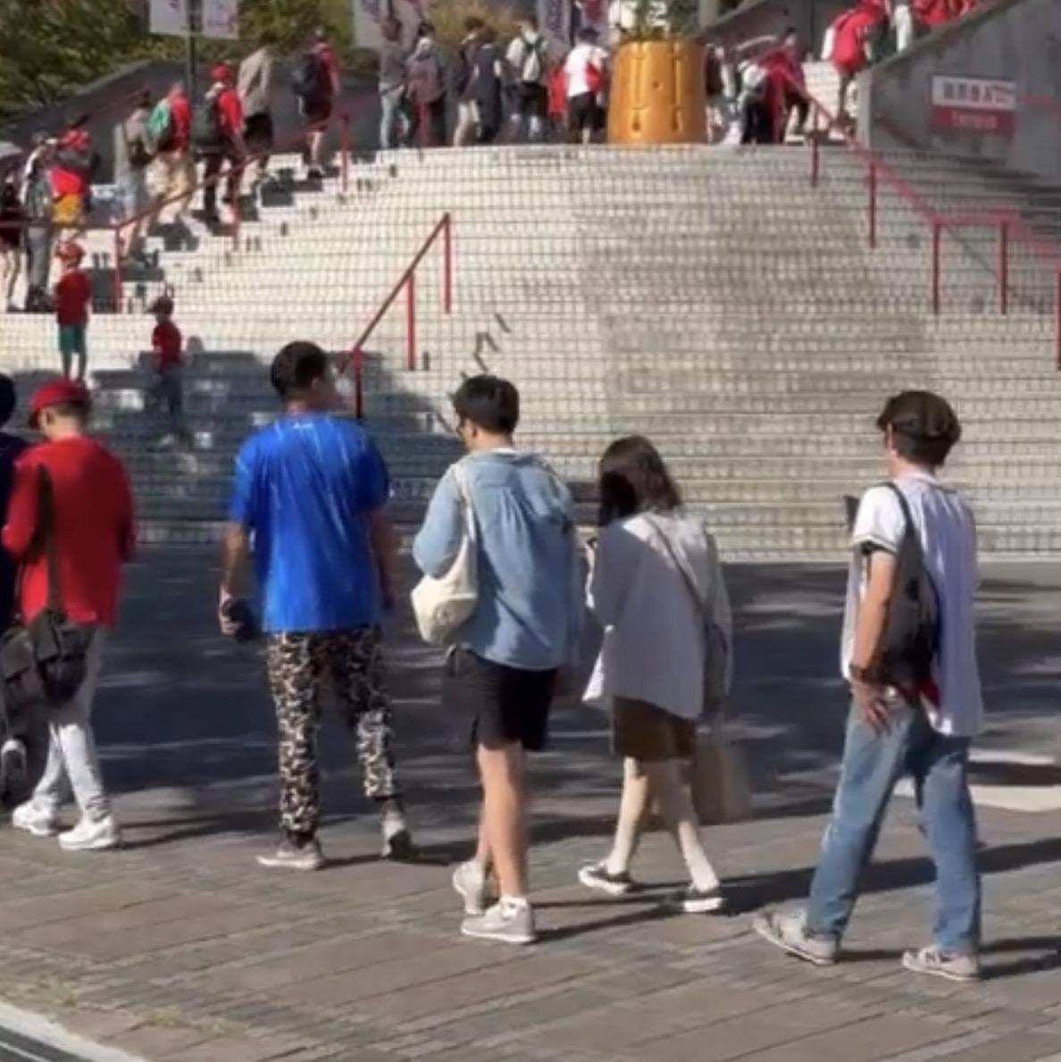 味全龍球迷在天母棒球場外排隊。（圖／民眾提供）