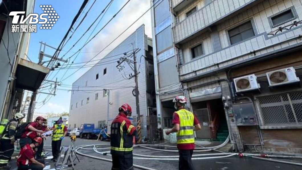 快訊/桃園八德6樓高「電路板工廠」大火!5人急脫困避難
