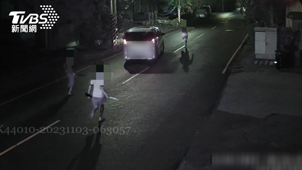 債務糾紛!3男當街持刀追車 騎士目睹PO影片助警逮人