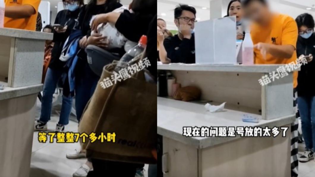 家長斥責給太多號碼牌。（圖／翻攝自微博《貓頭鷹視頻》）