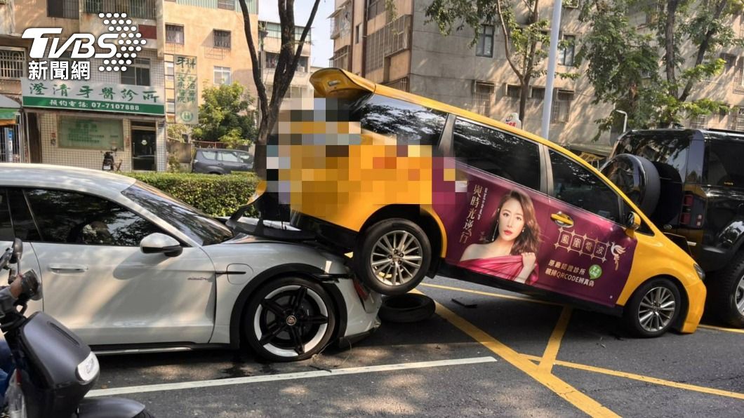 害怕極了!高雄計程車遭保時捷「鏟起」又推撞Land Rover
